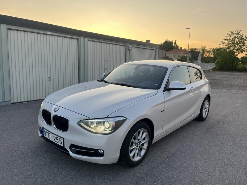 Vit Begagnad 2013 BMW 118 Sport Line Halvkombi | 89 000 kr (Marknadspris) - Bild 1/4