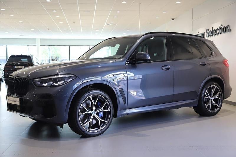 Grå Begagnad 2022 BMW X5 iPerformance SUV | 619 000 kr (Marknadspris) - Bild 1/4