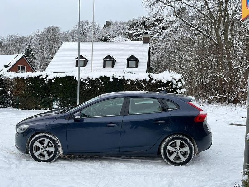 Metallic Begagnad 2015 Volvo V40 Halvkombi | 90 000 kr (Superpris) - Bild 1/4