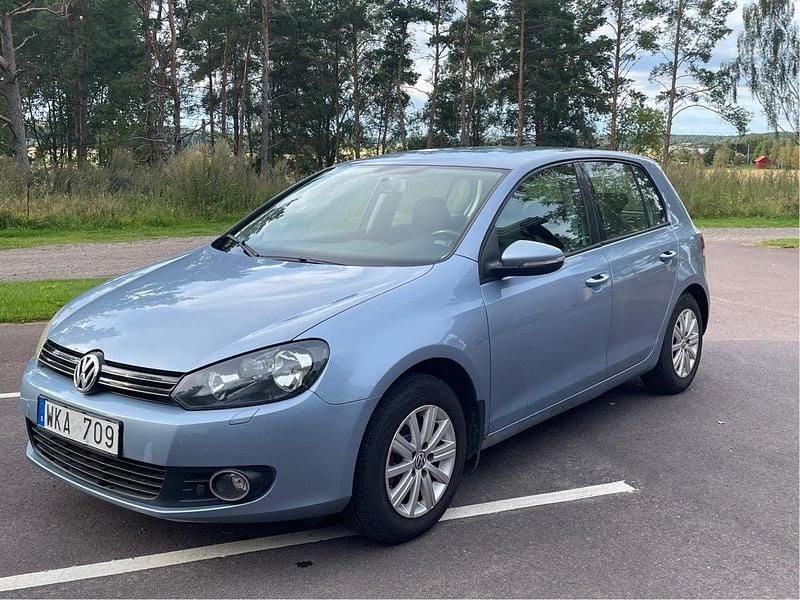 Blå Begagnad 2010 VW Golf Halvkombi | 55 000 kr (Marknadspris) - Bild 1/4