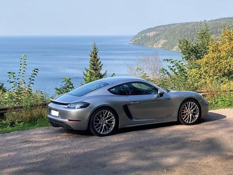 Silver Begagnad 2018 Porsche 718 Cayman Sportkupé | 760 000 kr - Bild 1/4