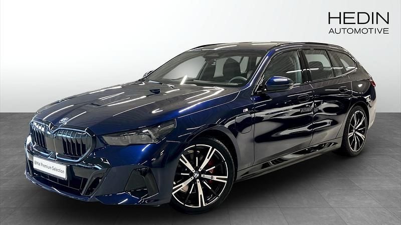 Blå (blue) Begagnad 2025 BMW 530e Comfort Edition Kombi | 734 700 kr (Lite dyr) - Bild 1/4
