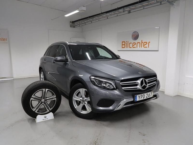 Grå Begagnad 2018 Mercedes GLC220 SUV | 319 900 kr (Lite dyr) - Bild 1/3