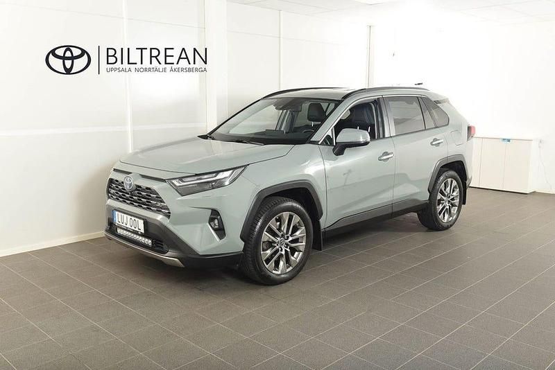 Grön Begagnad 2022 Toyota RAV4 Hybrid Executive SUV | 409 900 kr (Marknadspris) - Bild 1/4