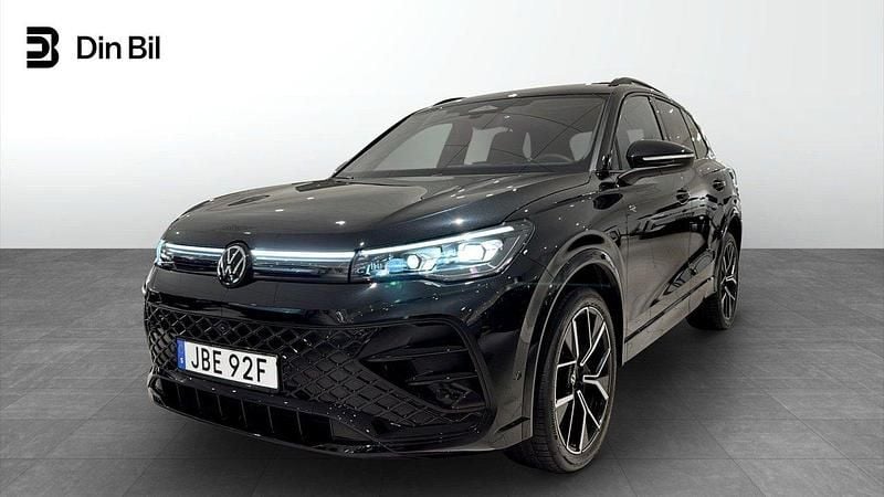 Svart Begagnad 2025 VW Tiguan R-line SUV | 549 900 kr (Dyr) - Bild 1/4