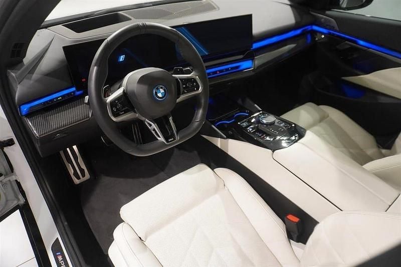 Begagnad BMW 550 M Performance 490 HK (360 kW) 2024 Mineralvit metallic Sedan