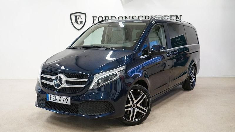 Mörkblå Begagnad 2019 Mercedes V300 Avantgarde Minibuss | 599 800 kr (Marknadspris) - Bild 1/4