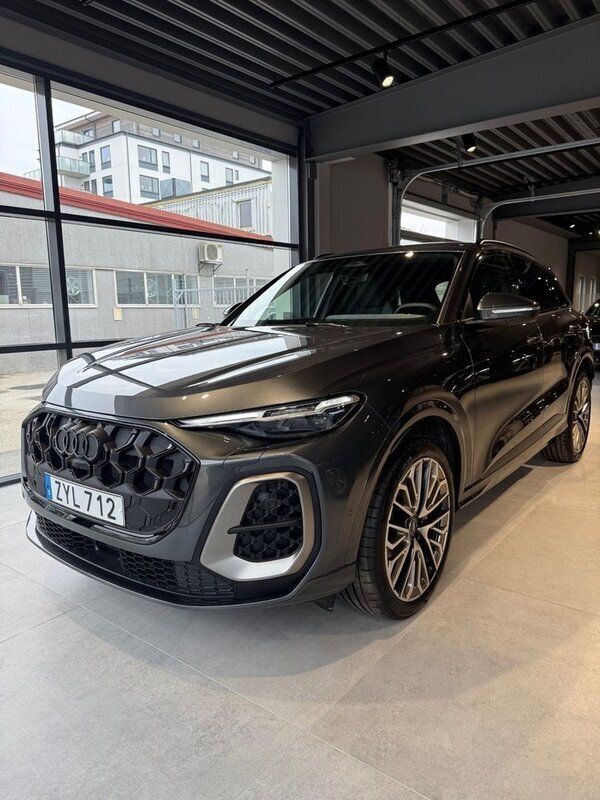 Grå Ny 2025 Audi Q5 S-Line SUV | 820 600 kr - Bild 1/4