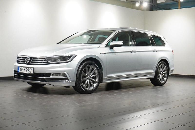 Silver Begagnad 2018 VW Passat R-line Kombi | 209 800 kr (Marknadspris) - Bild 1/4