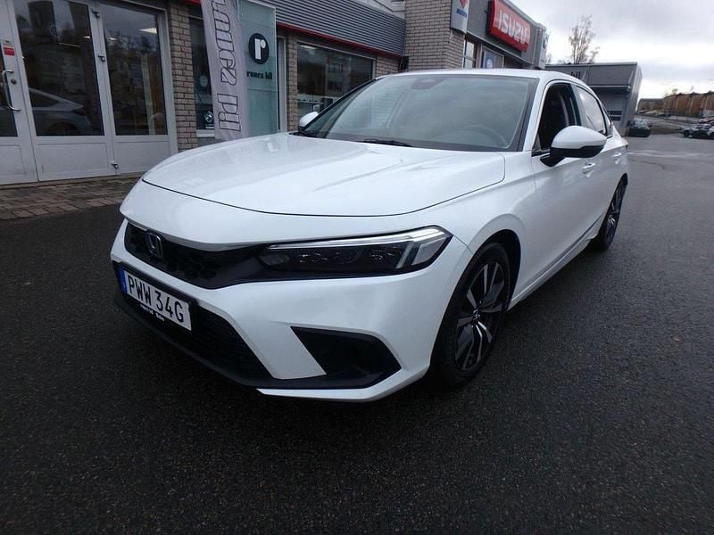 Vit (vitpearl) Begagnad 2022 Honda Civic Elegance Halvkombi | 279 500 kr (Bra pris) - Bild 1/4