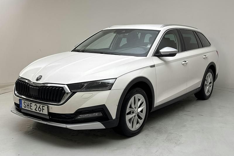 Vit Begagnad 2022 Skoda Octavia Scout Kombi | 249 000 kr (Bra pris) - Bild 1/4