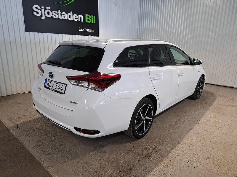 Begagnad Toyota Auris Touring Sports Comfort 136 HK (100 kW) 2018 Vit Kombi