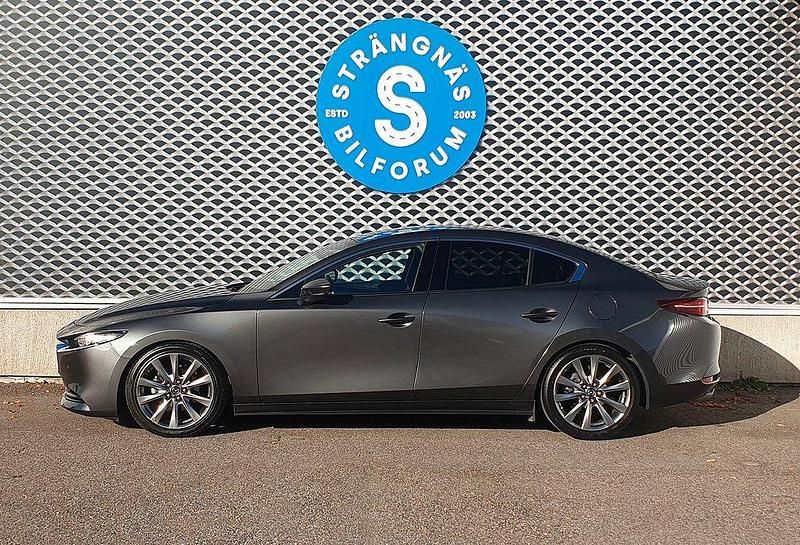 Grå (gråmetallic) Begagnad 2019 Mazda 3 Sky Sedan | 189 000 kr (Marknadspris) - Bild 1/4