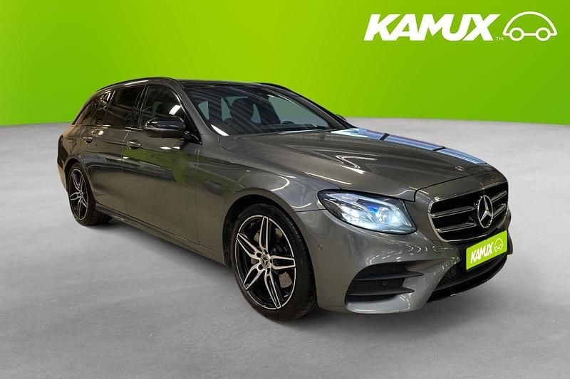 Silver/grå Begagnad 2017 Mercedes E220 AMG Kombi | 294 700 kr (Marknadspris) - Bild 1/4