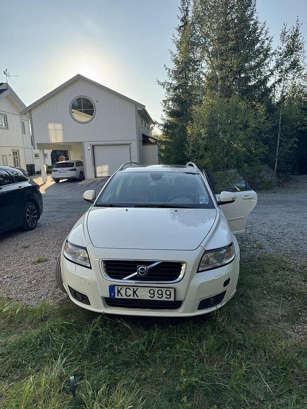 Vit Begagnad 2010 Volvo V50 Summum Kombi | 40 000 kr (Bra pris) - Bild 1/4