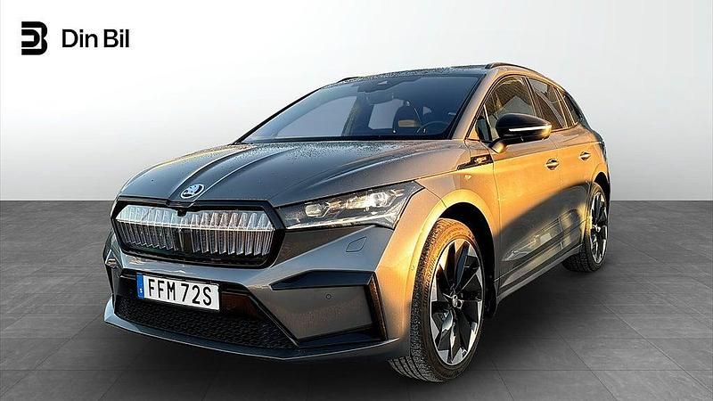 Grå Begagnad 2023 Skoda Enyaq iV SportLine SUV | 479 900 kr (Dyr) - Bild 1/4