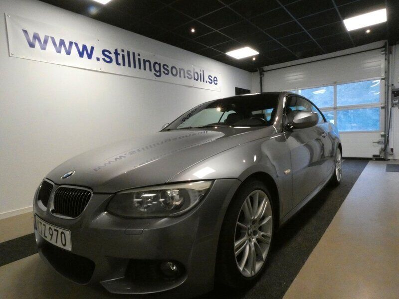 Grå Begagnad 2010 BMW 330 Cabriolet M Sport Cab | 229 000 kr - Bild 1/4