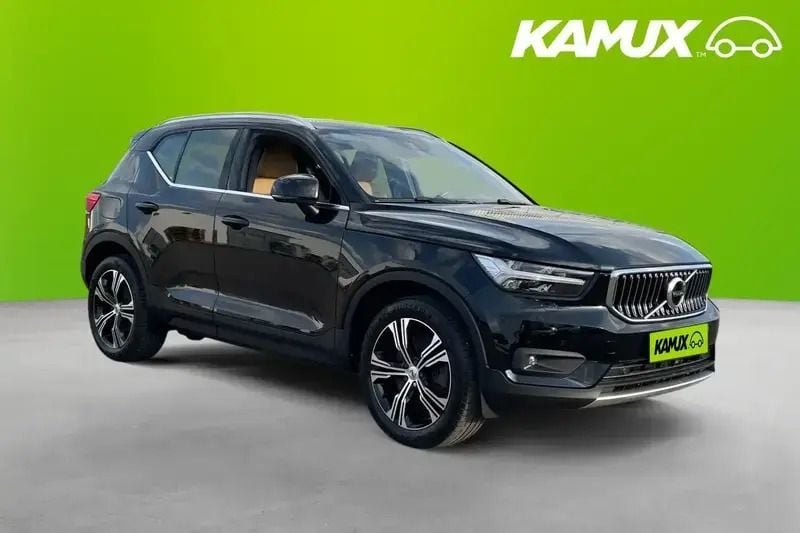 Svart Begagnad 2021 Volvo XC40 Inscription SUV | 314 700 kr (Marknadspris) - Bild 1/4