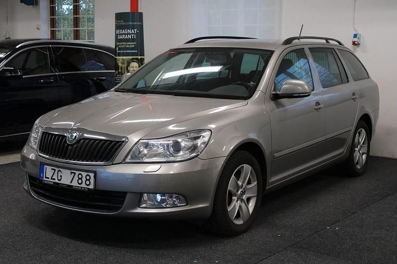 Ljusbrun Begagnad 2011 Skoda Octavia Elegance Kombi | 79 900 kr (Marknadspris) - Bild 1/4