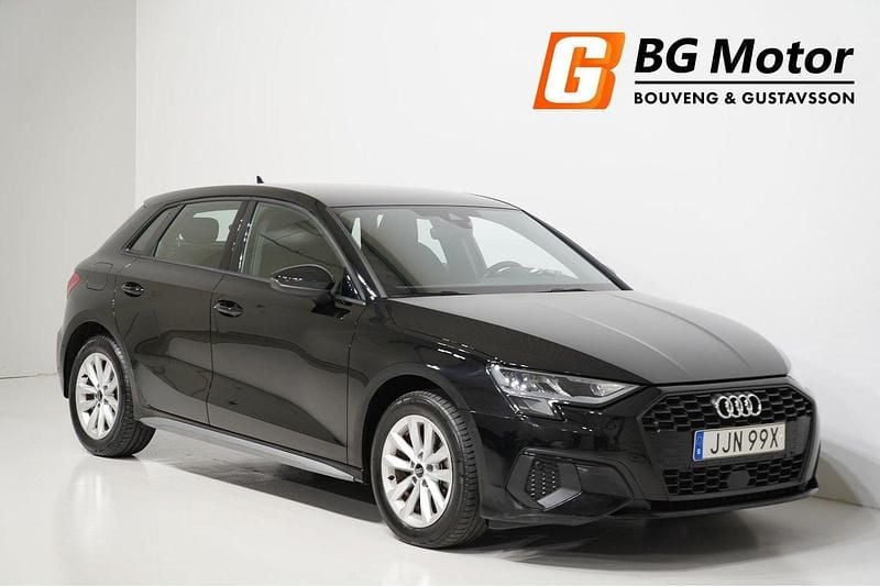 Svart Begagnad 2024 Audi A3 Sportback Halvkombi | 274 900 kr (Marknadspris) - Bild 1/4