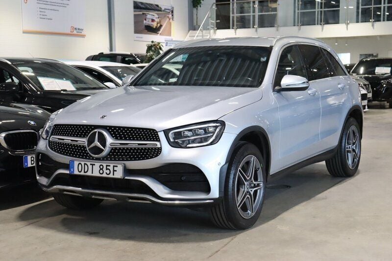 Silver (silver metallic) Begagnad 2022 Mercedes GLC300e AMG SUV | 309 900 kr (Bra pris) - Bild 1/4