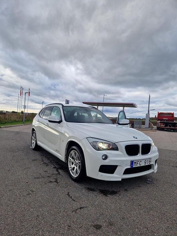 Vit Begagnad 2012 BMW X1 M Sport SUV | 89 000 kr (Lite dyr) - Bild 1/4