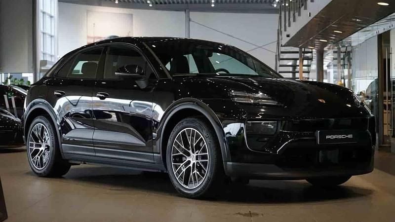 Svart Begagnad 2025 Porsche Macan 4 Electric SUV | 899 000 kr - Bild 1/1