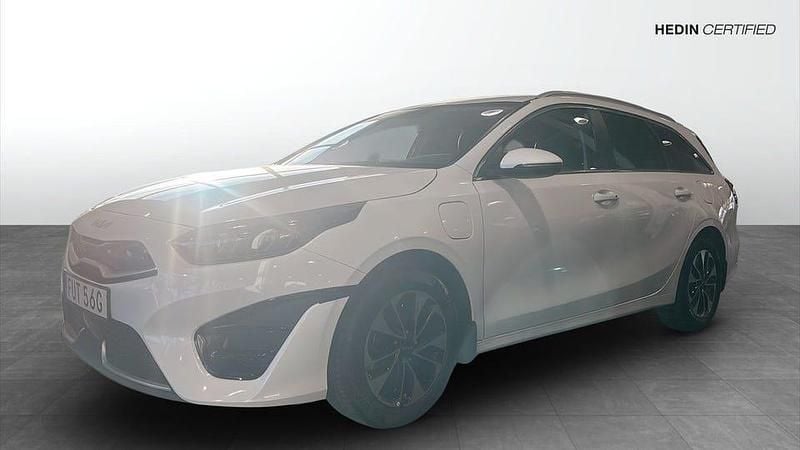 Vit Begagnad 2024 Kia Ceed Advance Halvkombi | 299 900 kr (Marknadspris) - Bild 1/4