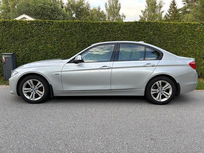 Silver Begagnad 2015 BMW 320 Sport Line Sedan | 99 000 kr - Bild 1/4