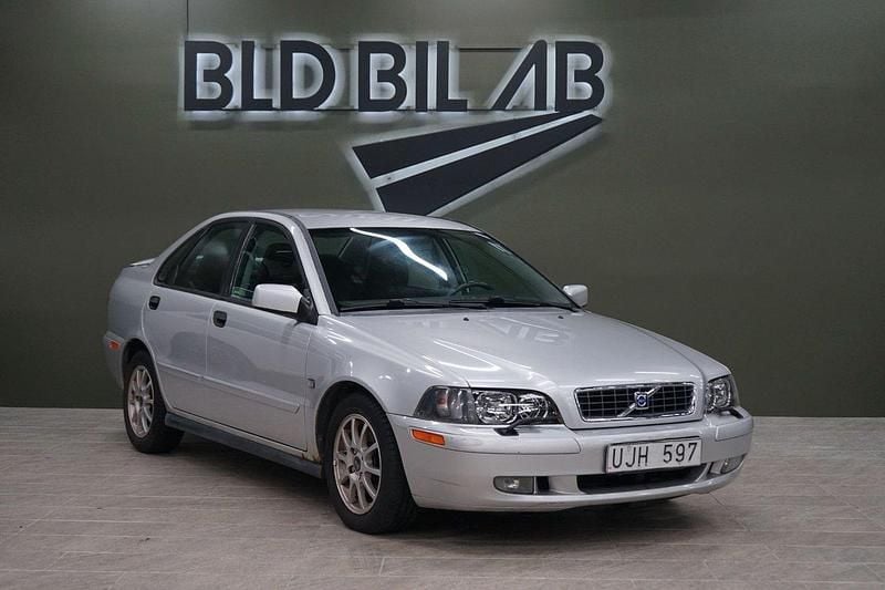 Ljusgrå Begagnad 2003 Volvo S40 Sedan | 29 900 kr (Marknadspris) - Bild 1/4