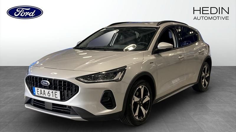 Moondust silver Begagnad 2023 Ford Focus Active Halvkombi | 199 900 kr (Superpris) - Bild 1/4