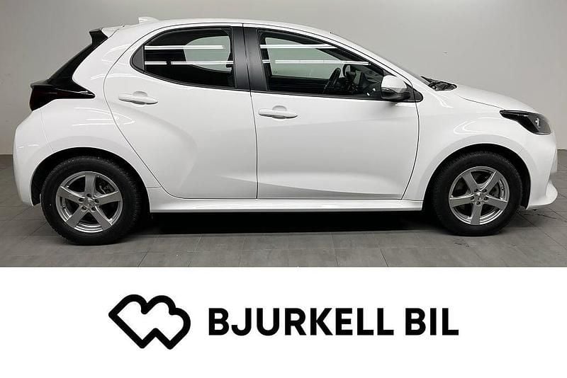 Vit Begagnad 2022 Mazda 2 Halvkombi | 194 900 kr (Marknadspris) - Bild 1/4