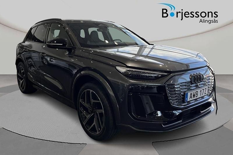 Grå Ny 2025 Audi Q6 e-tron S-Line SUV | 1 096 100 kr - Bild 1/4