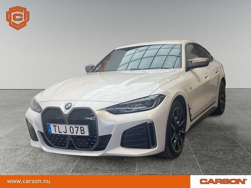 Vit Begagnad 2022 BMW i4 M Sport Sedan | 429 900 kr (Marknadspris) - Bild 1/4