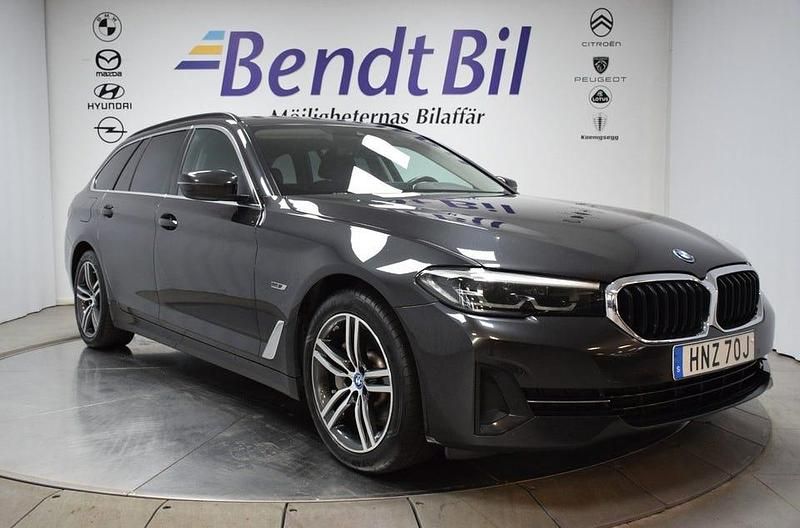 Grå Begagnad 2022 BMW 530 Sport Line Kombi | 284 500 kr - Bild 1/4