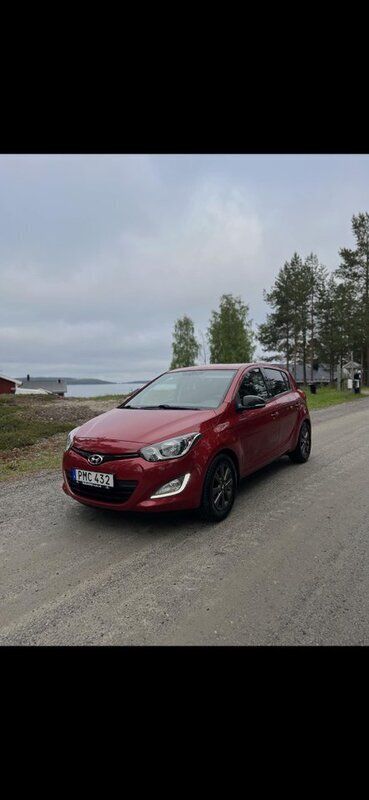 Röd Begagnad 2015 Hyundai i20 Select Halvkombi | 80 000 kr (Marknadspris) - Bild 1/4