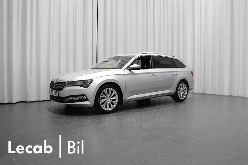 Silver (brilliant silver metallic) Begagnad 2024 Skoda Superb Kombi | 389 500 kr (Bra pris) - Bild 1/4