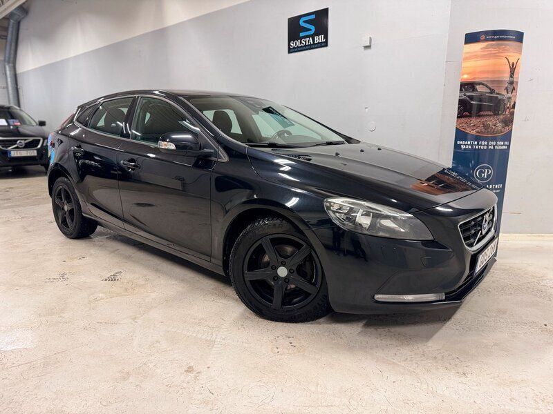 Svart Begagnad 2014 Volvo V40 Kinetic Kombi | 104 000 kr (Marknadspris) - Bild 1/4