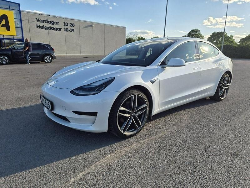Vit Begagnad 2020 Tesla Model 3 Standard Range Plus Sedan | 249 000 kr (Marknadspris) - Bild 1/4