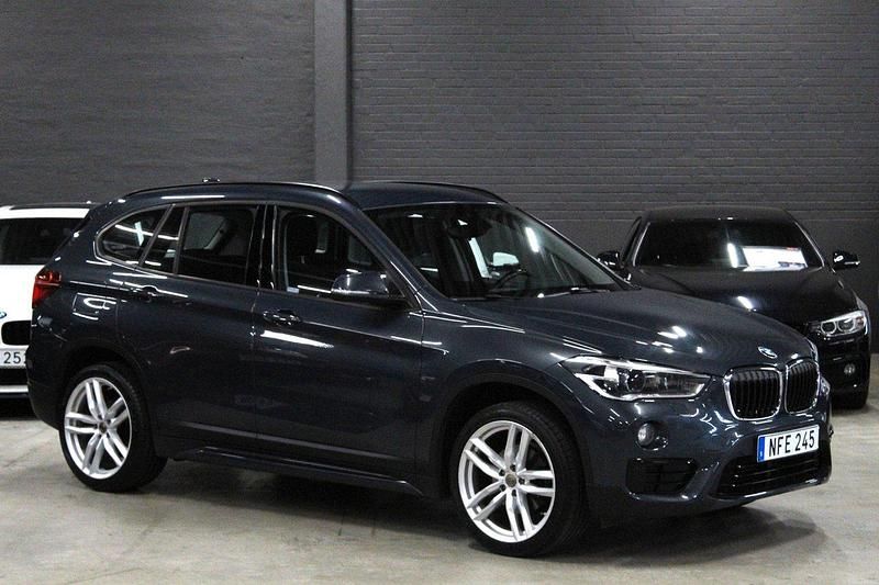 Grå Begagnad 2016 BMW X1 Sport Line SUV | 159 900 kr (Marknadspris) - Bild 1/4