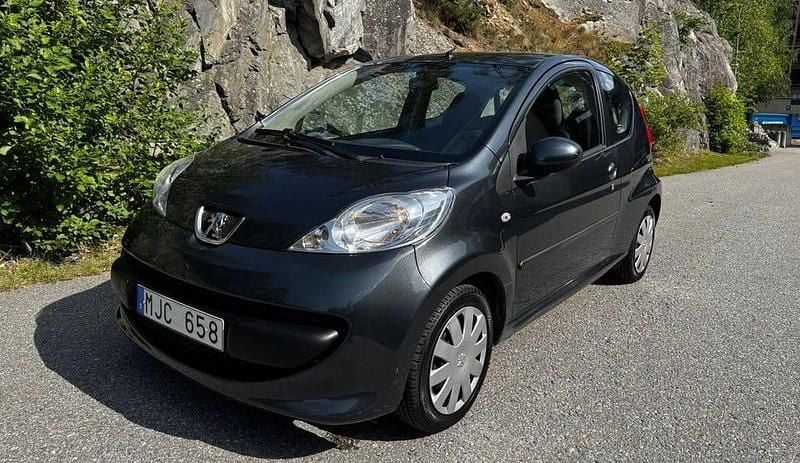 Grå Begagnad 2008 Peugeot 107 Halvkombi | 32 900 kr (Marknadspris) - Bild 1/4