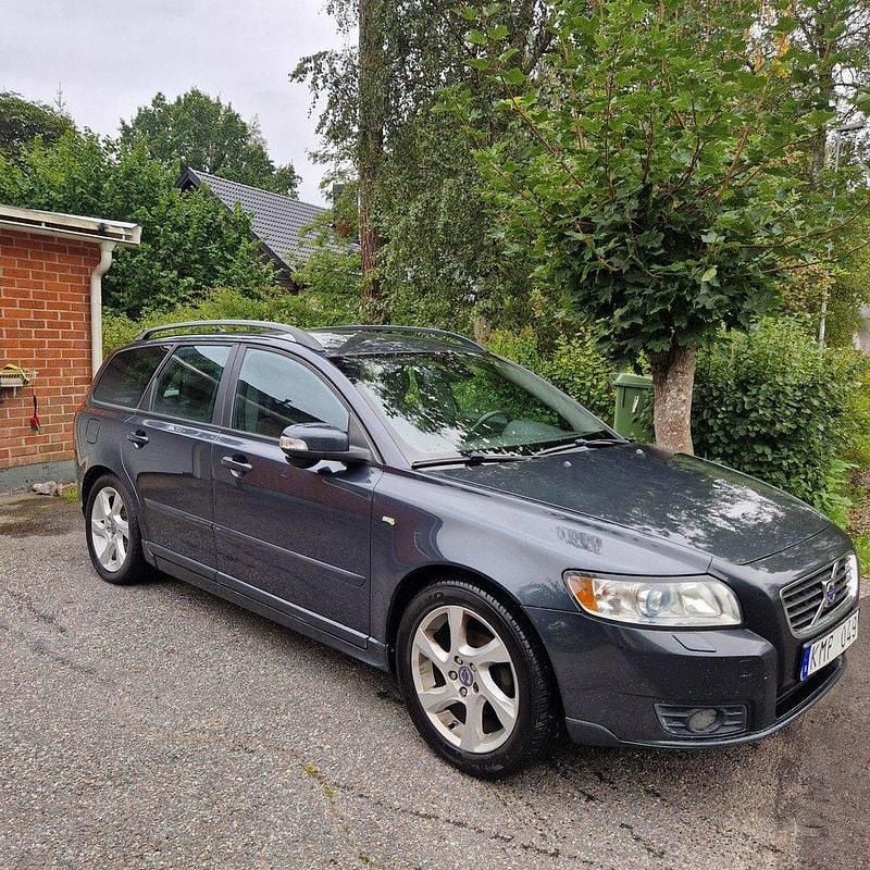 Grå Begagnad 2009 Volvo V50 Kombi | 39 000 kr (Bra pris) - Bild 1/4