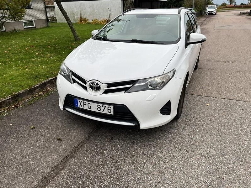 Vit Begagnad 2013 Toyota Auris Touring Sports Life Kombi | 70 000 kr (Marknadspris) - Bild 1/4