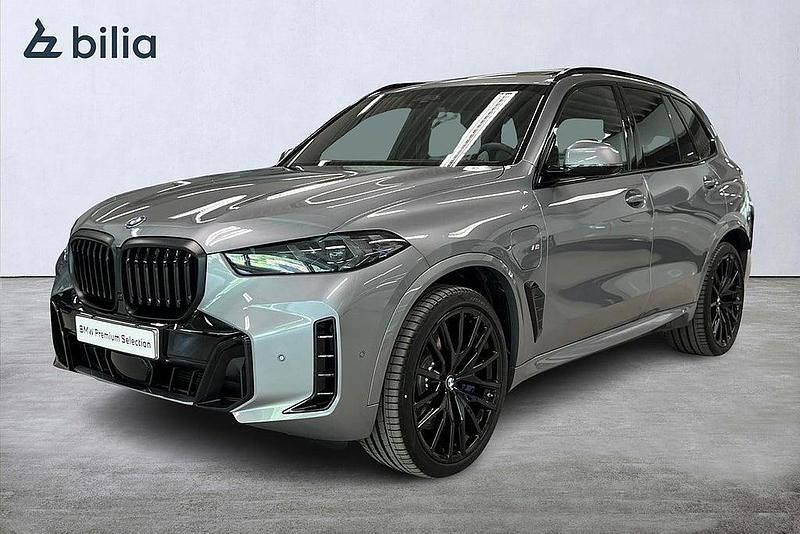 Grå Begagnad 2025 BMW X5 M Sport SUV | 1 049 900 kr (Marknadspris) - Bild 1/4