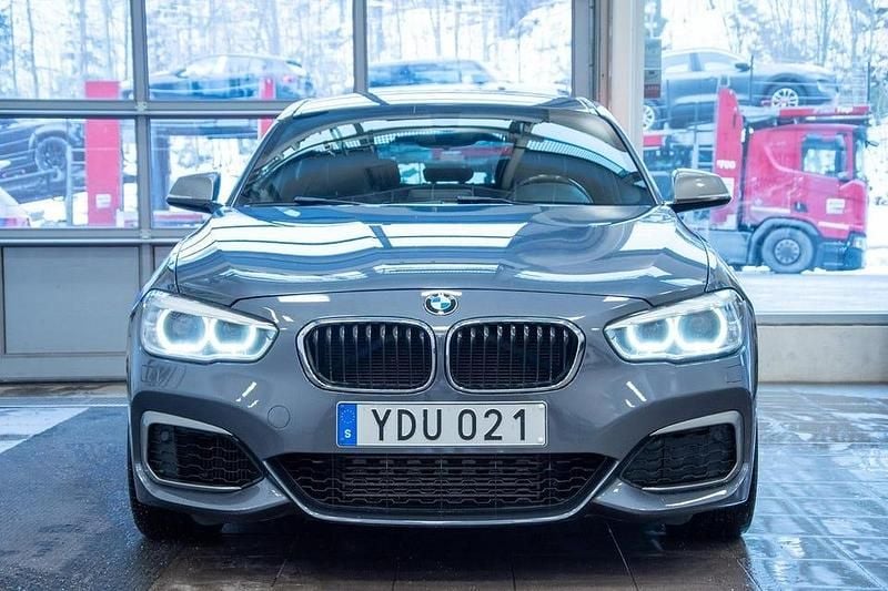 Begagnad BMW M135 326 HK (239 kW) 2016 Grå Halvkombi