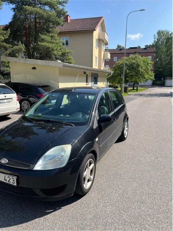 Svart Begagnad 2005 Ford Fiesta Halvkombi | 29 900 kr (Marknadspris) - Bild 1/4