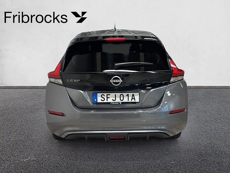Begagnad Nissan Leaf N-Connecta 110 kW (150 HK) 2022 Grå Halvkombi