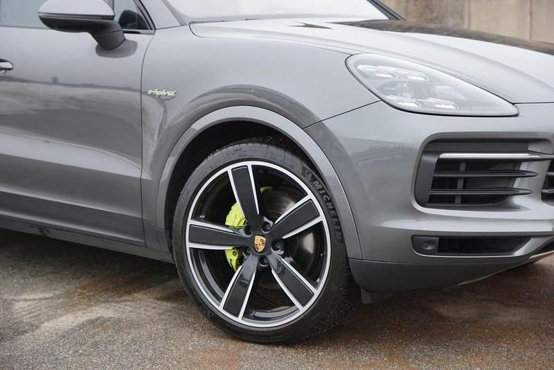 Begagnad Porsche Cayenne Chrono 462 HK (339 kW) 2020 Grå SUV