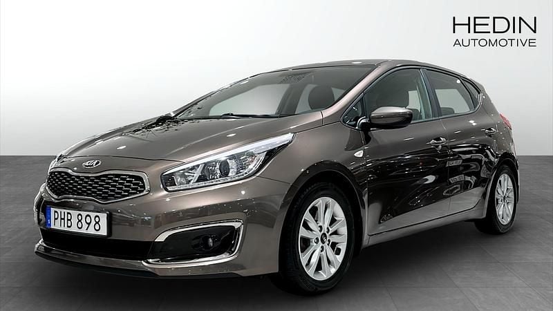 Brun (brown) Begagnad 2017 Kia Ceed Halvkombi | 104 900 kr (Marknadspris) - Bild 1/4