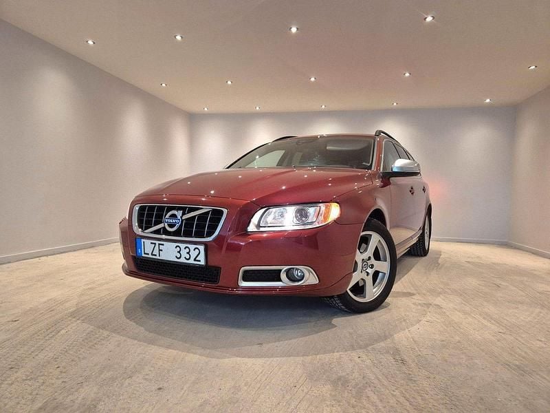 Röd Begagnad 2011 Volvo V70 Momentum Kombi | 89 900 kr (Marknadspris) - Bild 1/4